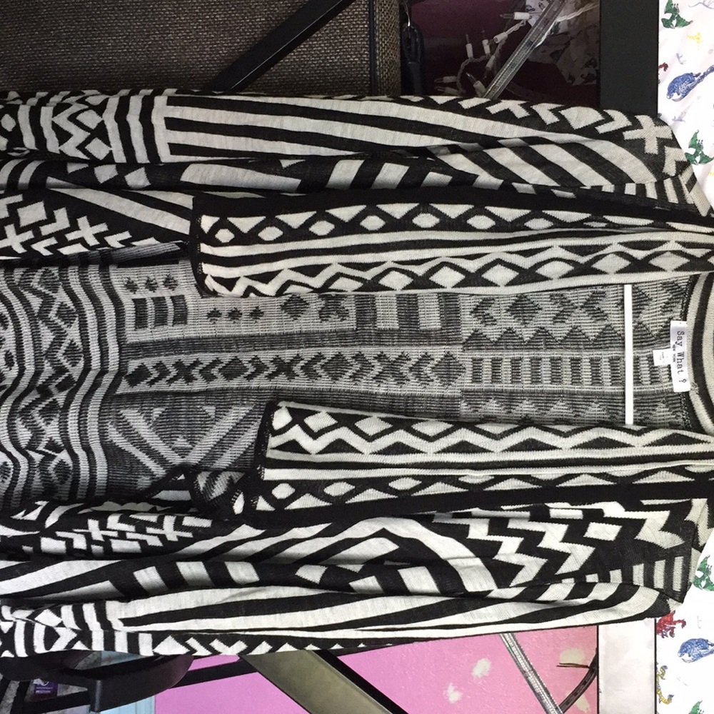 Black and white patterned cardigan. Barley worn!!